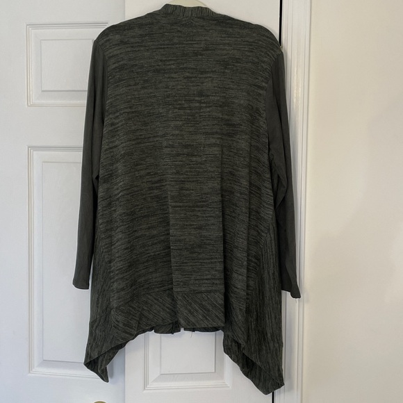 LOGO Lori Goldstein Zip Up Dark Green Cardigan with Shark Bite Hem, size 1X - Picture 3 of 15